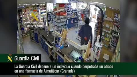 La Guardia Civil detiene a un individuo cuando perpetraba un atraco en una farmacia de Almuñécar