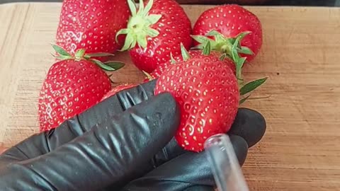 Strawberry Hack: Straw-berry hack: No Mess, No Fuss! Say Goodbye to Messy Hands: #shorts #fruithack