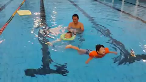 Course 2 year old baby swim with Dad *