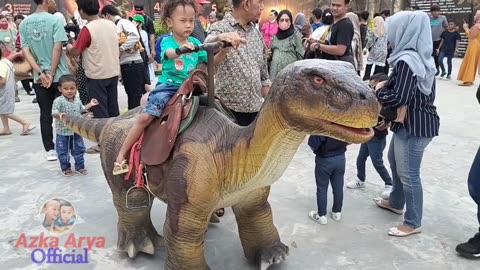 Naik Dinosaurus