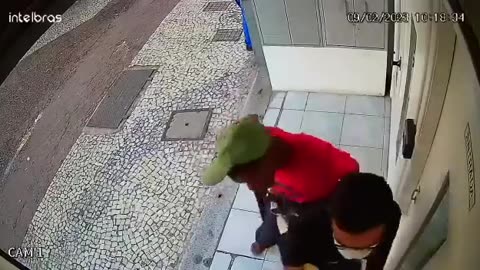 Vestindo camisa com rosto de Lula, ladrão tenta roubar estagiário da TV de pastor
