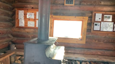 Inside Swampy Shelter Log Cabin – Central Oregon – Swampy Lakes Sno-Park – 4K