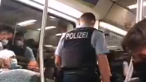 2021: Guy kicked out of train by German police because he was not wearing a mask