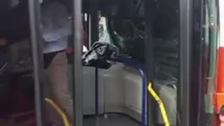 Video: ¡No le tocaba! Motociclista se salvó de morir aplastado por dos buses