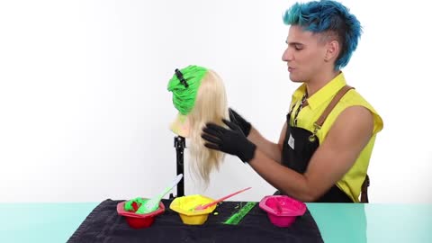 Pro Hairdresser Tries to Follow A Highlighter Hair Coloring Tutorial
