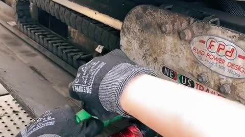 Connecting the big truck plug to repair the car, truck repair