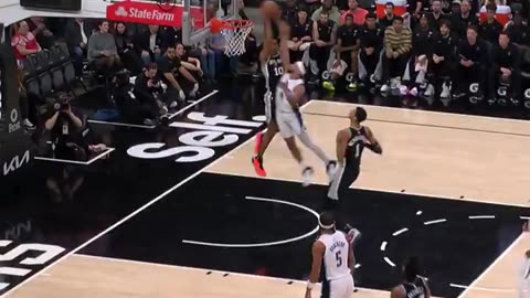 NBA - Jeremy Sochan finishes the alley-oop with a reverse jam 🤯 Spurs-Magic