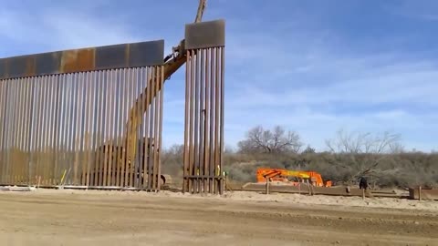 🚨#BREAKING: Texas is currently constructing border wall · Per Gov Greg Abbot today