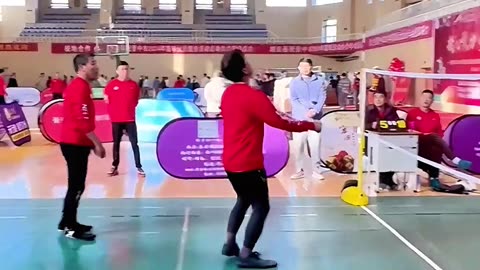 This is a wonderful shuttlecock team competition. Each team has three people.