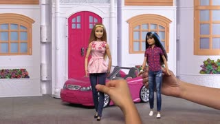 SBARBIE DOTTORESSA | Barbie LIVE! In The Dreamhouse | @Barbie Italiano