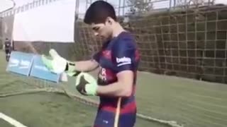 Luis Suarez as a Goalkeeper Freestylers