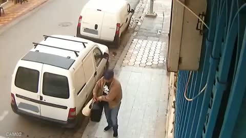 فيديو يوثق لحظة سرقة سيارة في تونس بطريقة محترفة