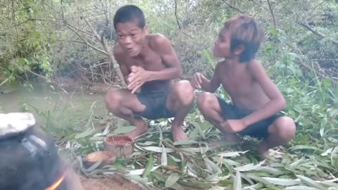 Cooking snails with coconut in the days of primitive technology