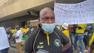 ANC members outsid 2e Luthuli House