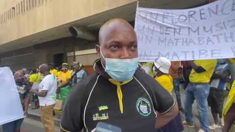 ANC members outsid 2e Luthuli House