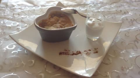 QUICK AND EASY APPLE CRUMBLE RECIPE WITH VANILLA CINNAMON