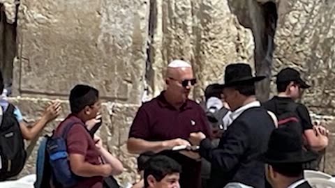 Explosive Outreach in Jerusalem in the Midst of a War - Messianic Rabbi Zev Porat Preaches