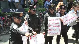 Cientos de mujeres protestan en Ciudad de México por agresiones de policías