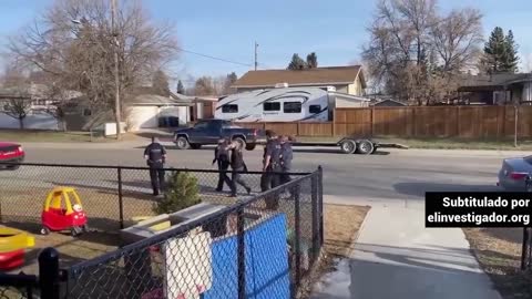 Pastor en la Iglesia Canada. Expulsa Policias que quieren intimidar e interrumpir reunión Pascua