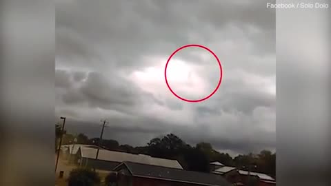 Graban impactantes escenas de “Dios" caminando entre las nubes