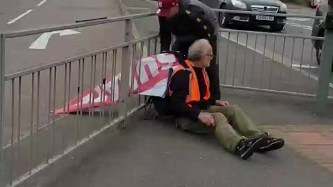 Leftists blocking roads again today get tied to the railings with their own banner 😂