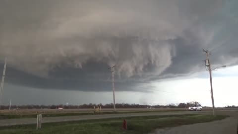 Insanely massive tornado formation captured in Illinois