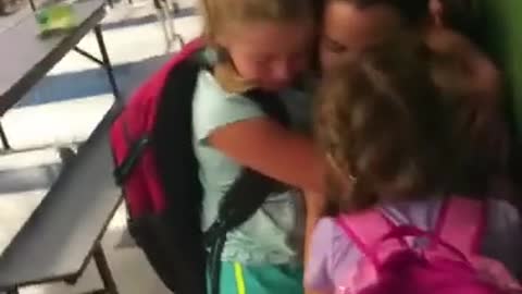 Mamá sorprende a sus hijas en la escuela luego de 6 meses en una misión