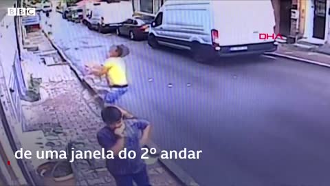 Teenager saves girl who fell from building in Turkey