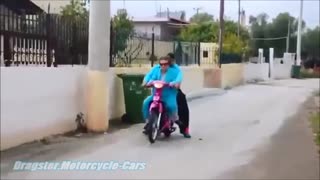 Γιαγιά κάνει σούζα - Grand mother wheelie