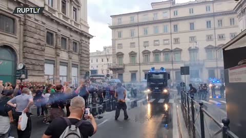 Italy: Police use teargas, water cannon to disperse anti-vax protest in Rome - 09.10.2021
