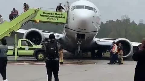 United Boeing 737 MAX suffers gear collapse after landing in Houston, Texas