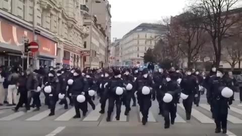 La Policía en Austria se une a los manifestantes