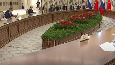 Putin all'incontro con Xi Jinping:"I tentativi dell'Occidente di creare un mondo unipolare hanno assunto una forma disgustosa" ha dichiarato giovedì il presidente russo Vladimir Putin durante l'incontro con l'omologo cinese