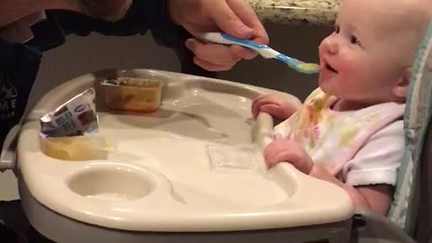 Dad tries to spoon-feed baby, backfires instantly
