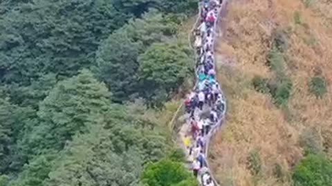 Many people go up mountain