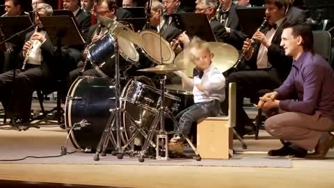 simply beautiful, a three-year-old child, surprises everyone with his talent in opera