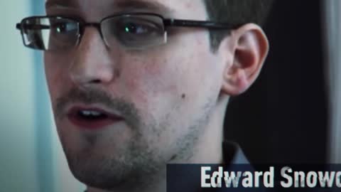 Putin concede la cittadinanza russa a Edward Snowden,costretto a fuggire dagli USA dopo aver rivelato un sistema di spionaggio di massa della popolazione da parte delle autorità dei servizi segreti statunitensi,britannici,italiani etc di NSA,CIA,FBI,GCHQ