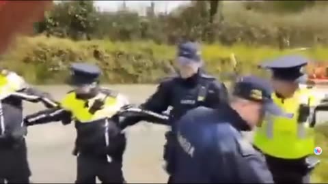 Heartbreaking scenes when Gardai shoved local residents off their road 17-04-24