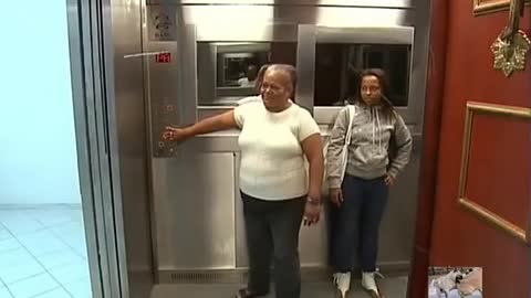 Um caixão dentro do elevador