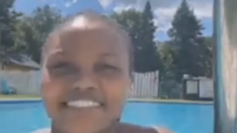 Jovem morre afogada em piscina durante live no Facebook