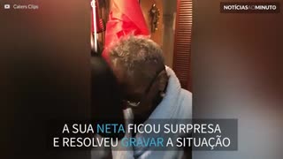 Idosa é flagrada pela neta usando peruca engraçada