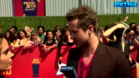Joseph Quinn being HOT in SLOWMO - MTV awards interview clip