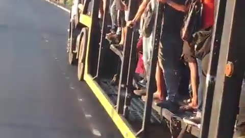 Vídeo mostra passageiros pegando carona em caminhão cegonha após ataques no Rio
