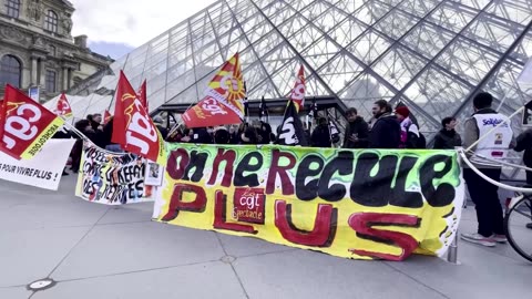 Pension reform protesters block Paris' Louvre