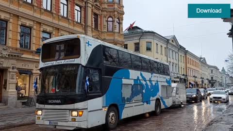 Freedom Convoy Kanadan kansallislaulua Kanadan Suomen-suurlähetystön edessä Helsingissä.