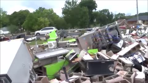 Drowns and blows away. Huge destruction. The water is coming. Severe flooding in Tennessee, USA