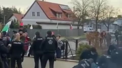 Weiteres Video zeigt grundlosen Polizeiangriff