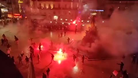 Torcedores franceses e marroquinos entram em confronto após a semifinal da Copa do Mundo