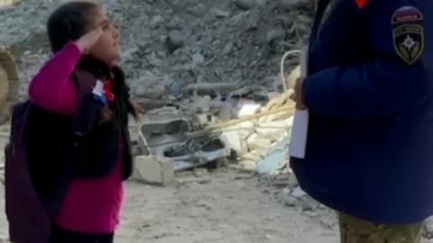 Syrian girl thanks a Russian soldier an all of Russia for humanitarian aid