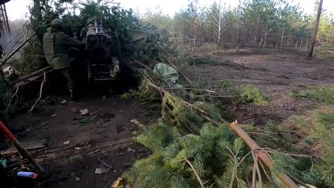 Russia Shows Mobilised Soldiers Using 'Hyacinth' Artillery Field Gun On Battlefields In Ukraine